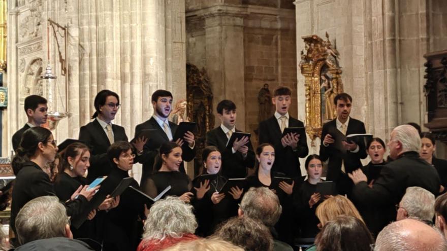 Concierto del Coro Joven Lumen en la Catedral de Oviedo. | P. L.