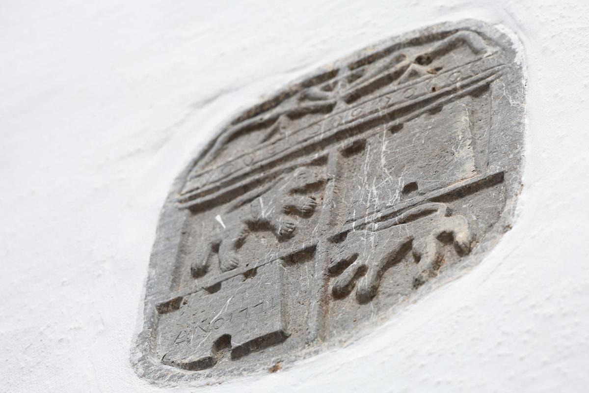 Detalle del escudo sobre la fachada de la iglesia.