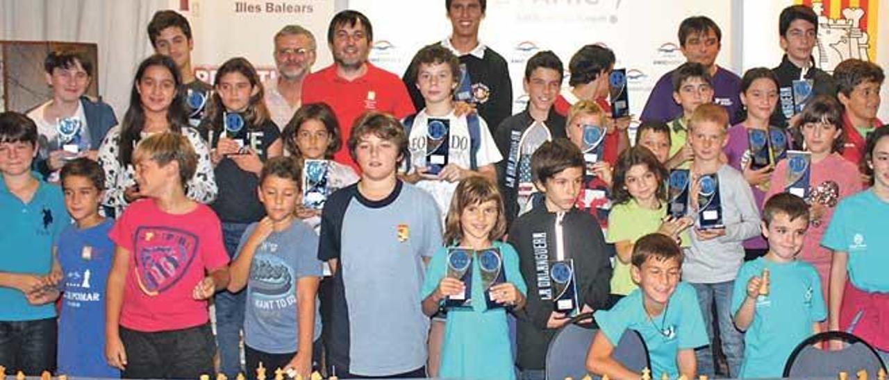 Jugadores premiados en el torneo de rápidas del campeonato autonómico escolar.