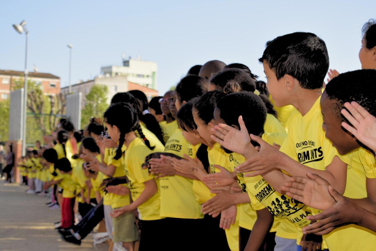Alumnes de l’Escola El Pla, durant la sisena cursa escolar del centre.