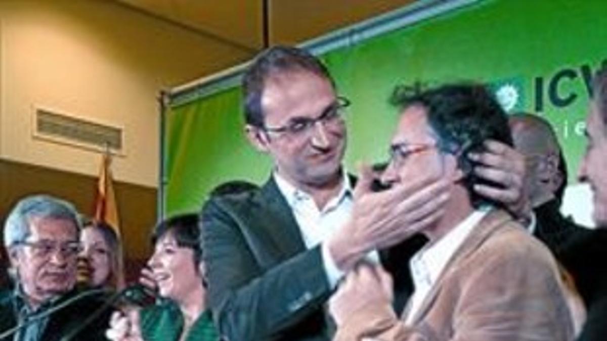 Joan Herrera anima a Jordi Miralles, ayer, en la sede electoral de ICV.