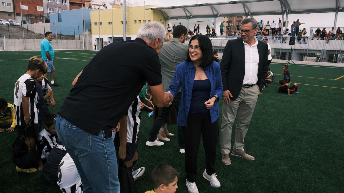 La alcaldesa de la ciudad, Carolina Darias, en el campo de fútbol de La Suerte