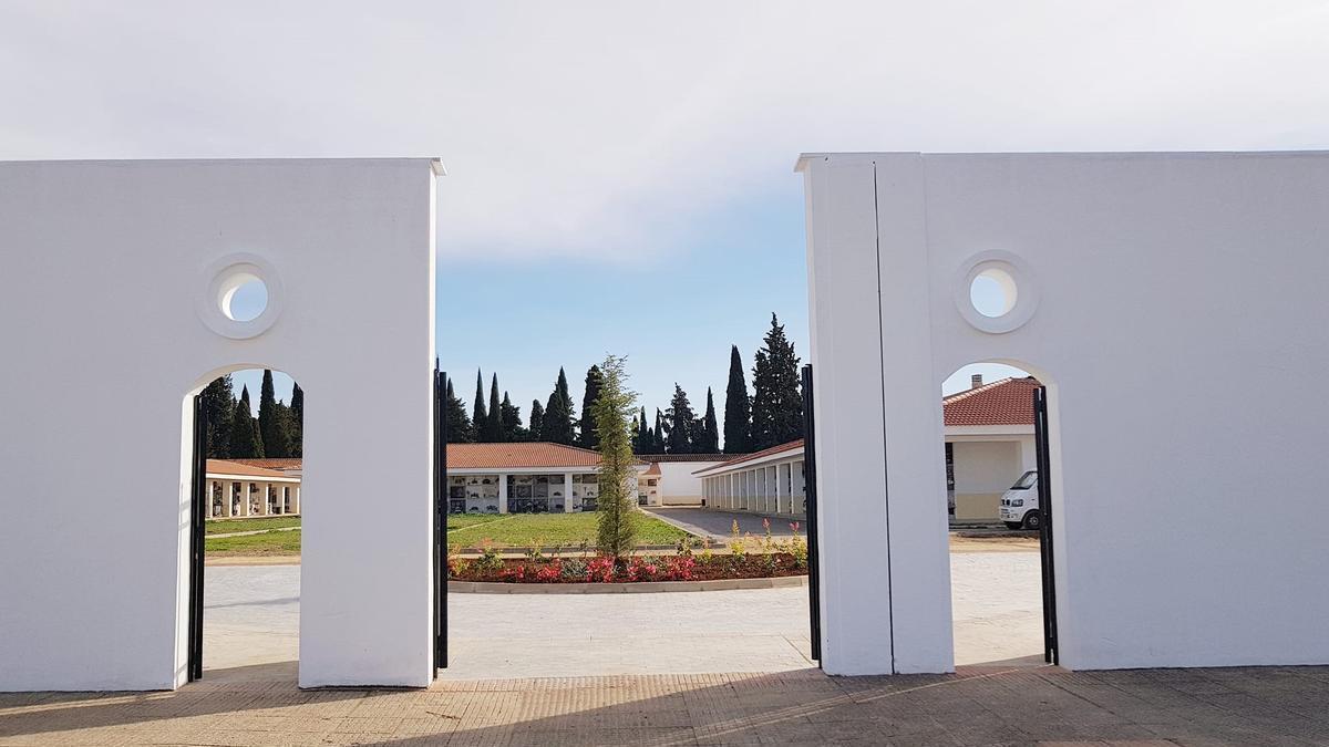 Una de las puertas laterales de entrada en el cementerio municipal.