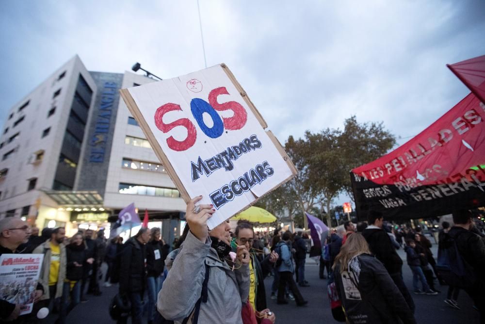 Manifestació a Barcelona per reclamar a la Generalitat que l''educació suposi 6% del PIB