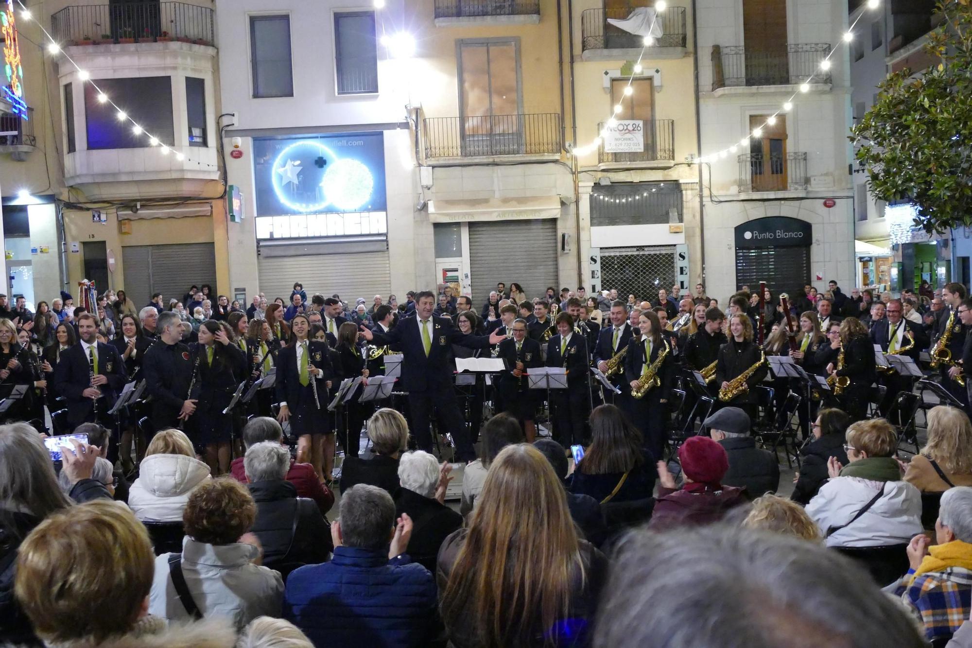 Una setantena de músics omplen la plaça de l'Ajuntament de Figueres