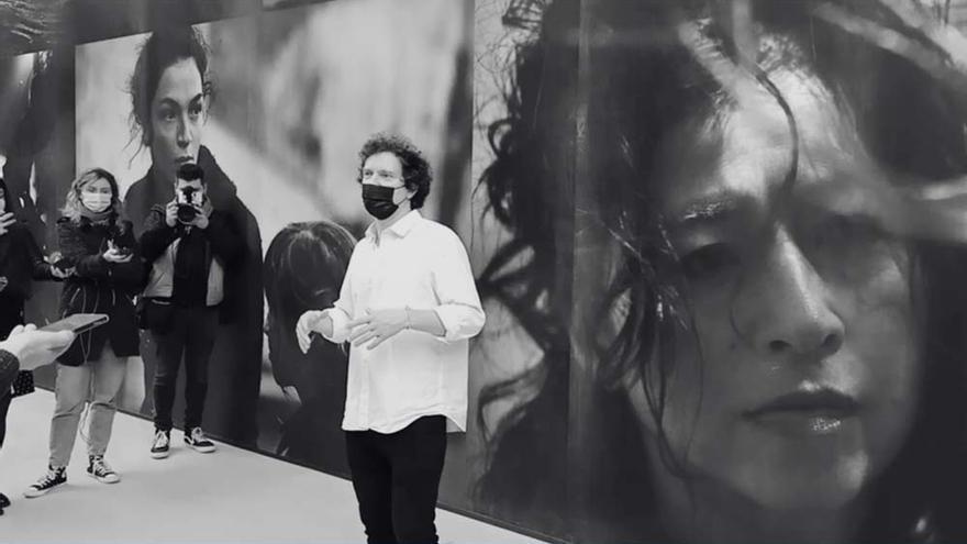 El hijo de Peter Lindbergh, Benjamin, hoy durante la presentación a medios informativos de la exposición 'Untold Stories' en A Coruña.