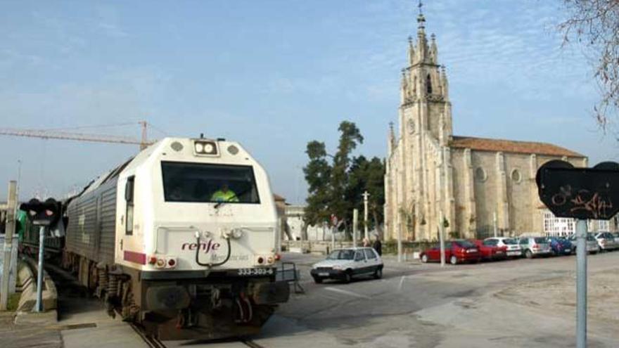 El tren atraviesa la plaza de Placeres