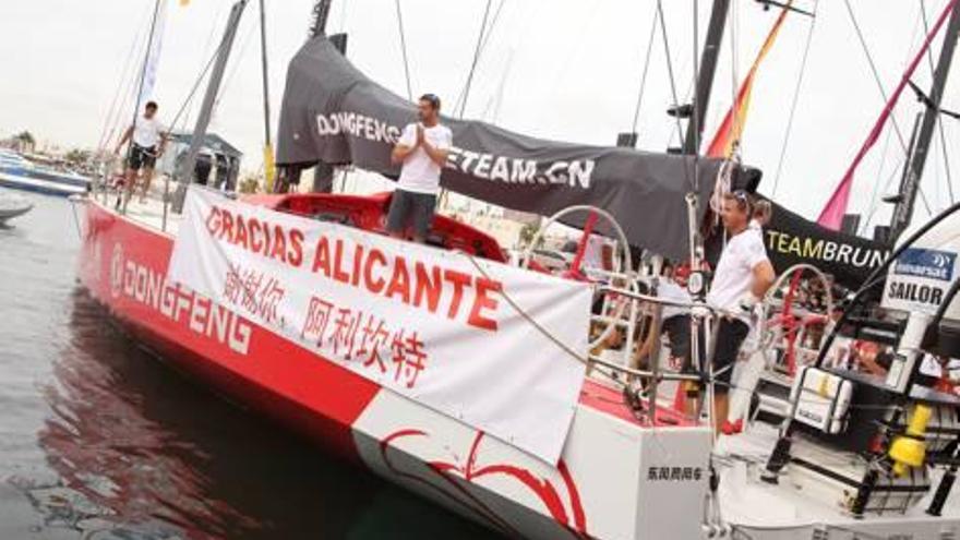 El barco femenino SCA y el chino Dongfeng con sus pancartas de agradecimiento a Alicante.