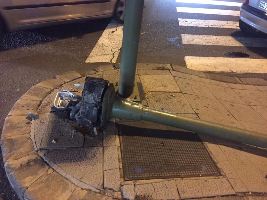 Un conductor se lleva por delante un semáforo del túnel Julio Luengo