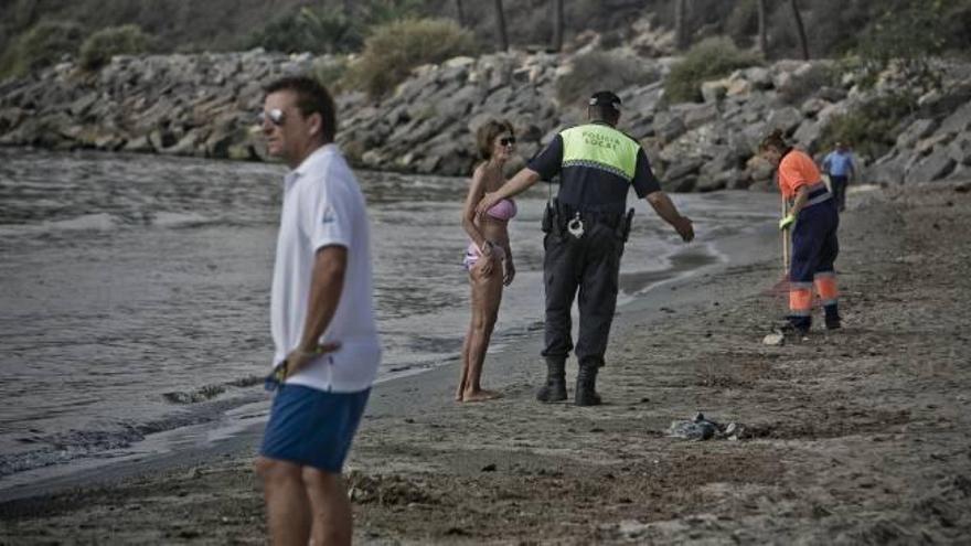 Vigilancia para que nadie entre al agua