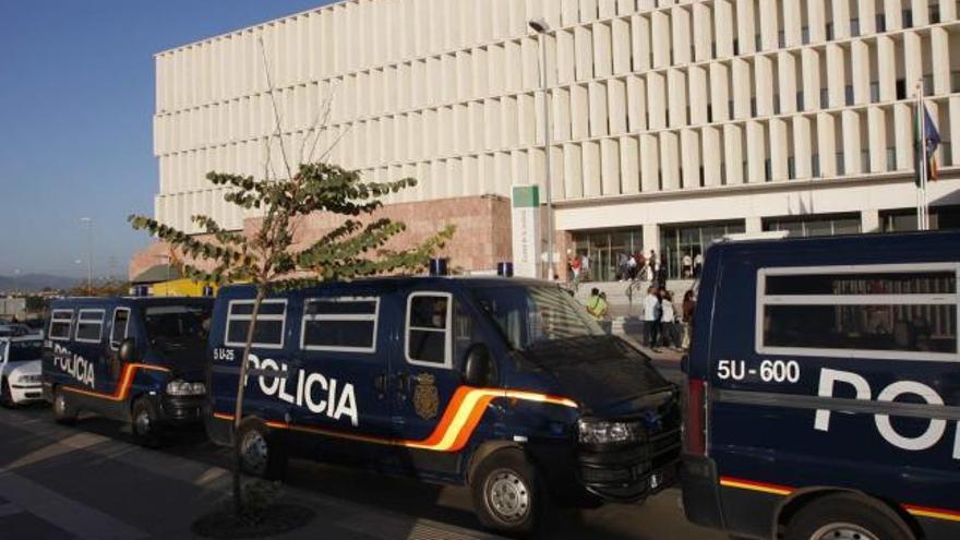 Furgones policiales rodeando la Ciudad de la Justicia ayer, día en el que Urdiales atacó duramente al comisario de la Policía Judicial.