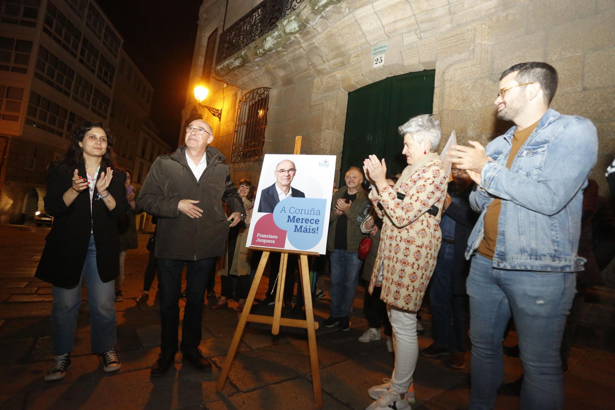 Arranca la campaña electoral: pegada de carteles del BNG