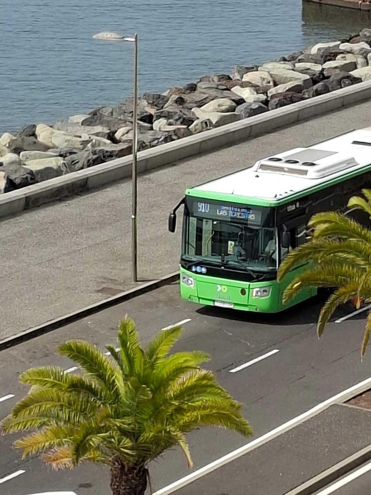 Colas por el carril bus en la playa de Las Teresitas