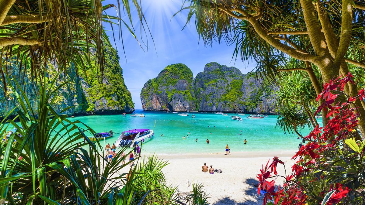 Maya Bay, en las islas Phi Phi, es una de las imágenes más famosas de Tailandia, con aguas turquesas y acantilados de película.