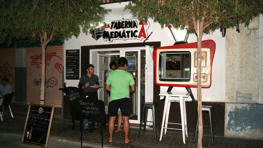 Un enorme televisor hace las veces de ventana a la calle.