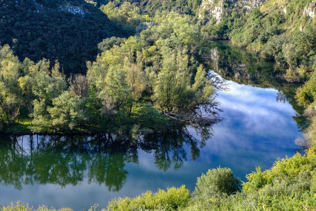 Una curva en el río Nora en Asturias