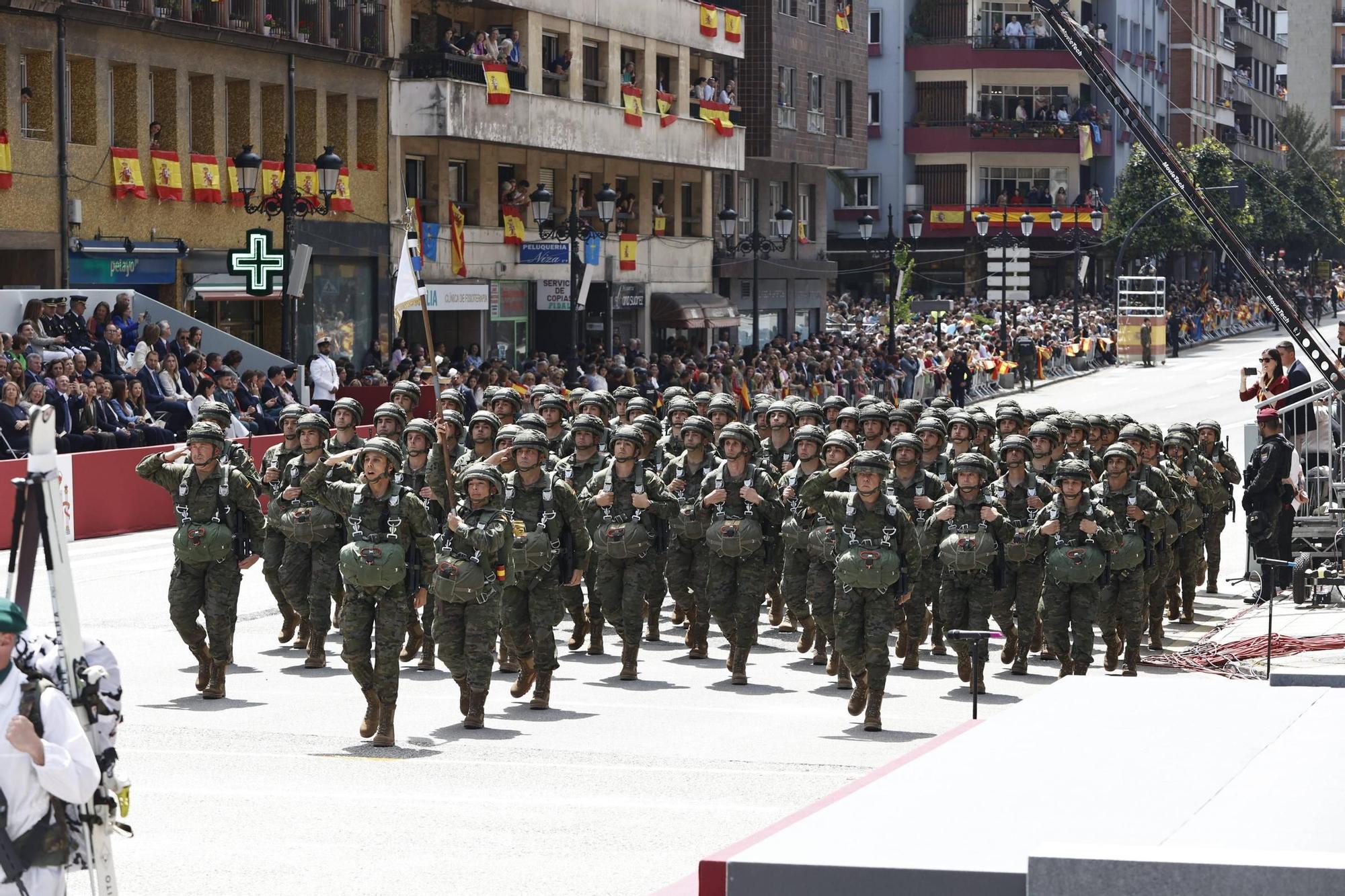 EN IMÁGENES: Así fue el multitudinario desfile en Oviedo por el Día de las Fuerzas Armadas