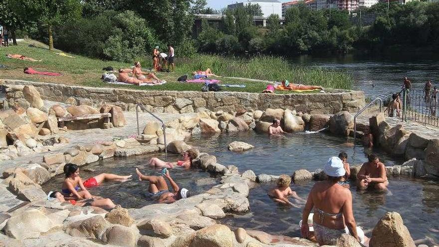 Bañistas en las pozas de A Chavasqueira, a las orillas del Miño a su paso por Ourense. // Iñaki Osorio