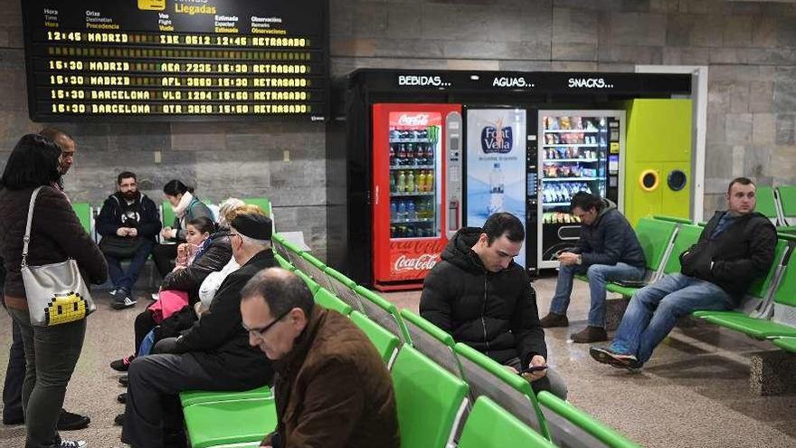 Usuarios en el interior del aeropuerto de Alvedro.