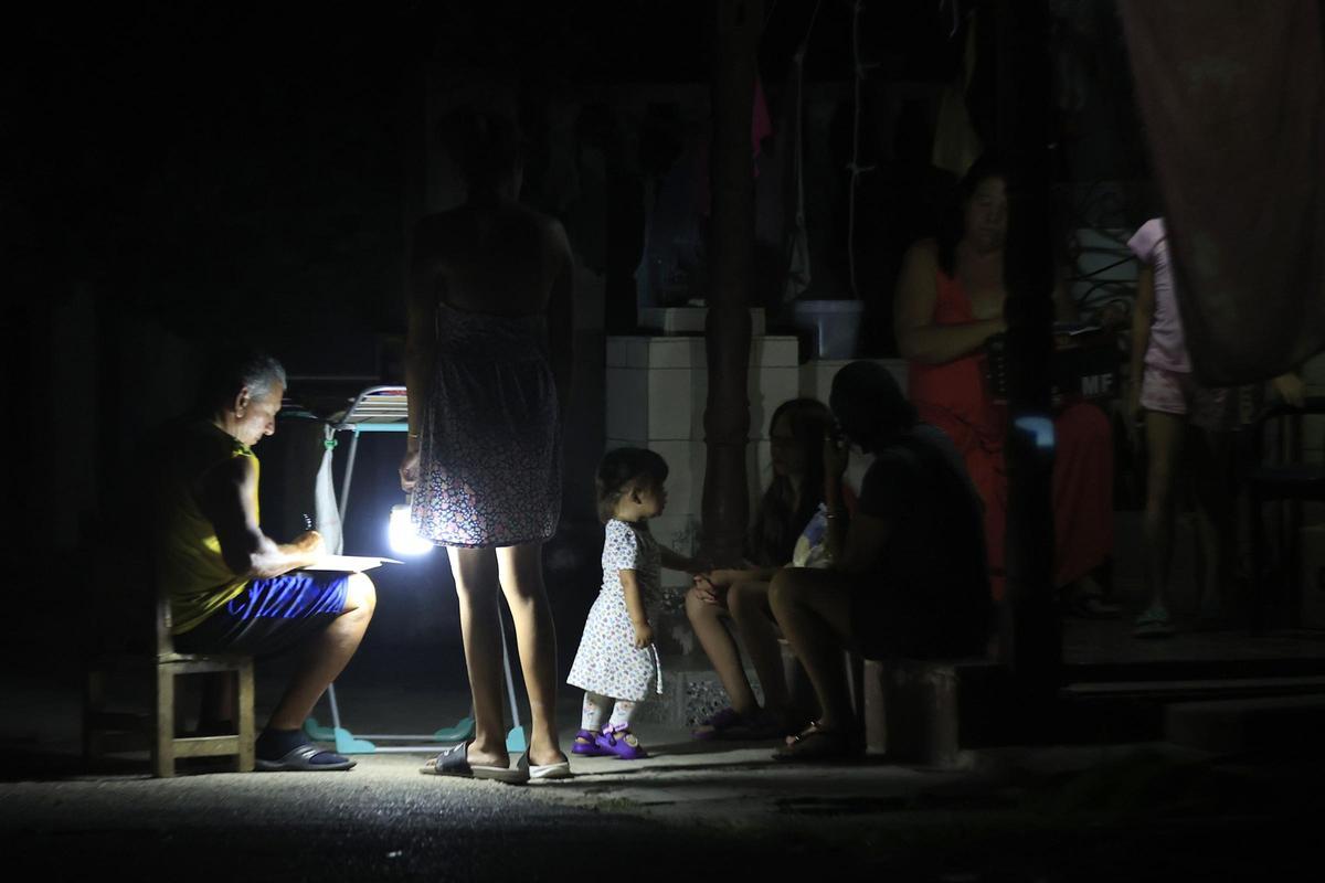 Una familia de La Habana, en uno de los recientes apagones.