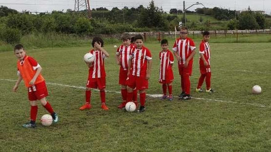 Los jugadores de la Peña Hermanos Castro alevín calientan antes del encuentro de ayer.