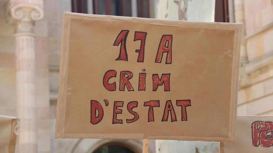 Més d&#039;un centenar de persones protesten contra els &quot;impediments&quot; de l&#039;Estat en &quot;clarificar responsabilitats&quot; pel 17-A
