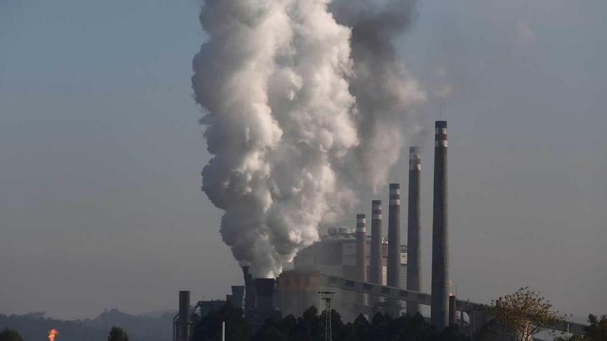 Chimeneas en el área industrial de Avilés.