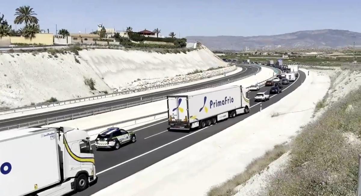Camiones y vehículos circulando por uno de los tramos del Arco Noroeste, este mes de abril.