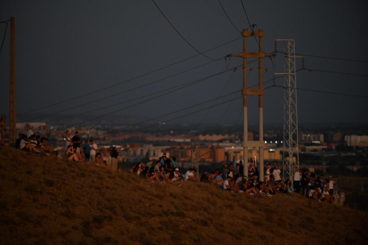 Los montes de Juslibol, en la oscuridad del eclipse.