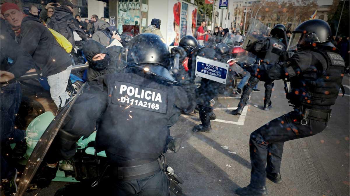 Cargas de los Mossos contra los CDR en Drassanes, en Barcelona
