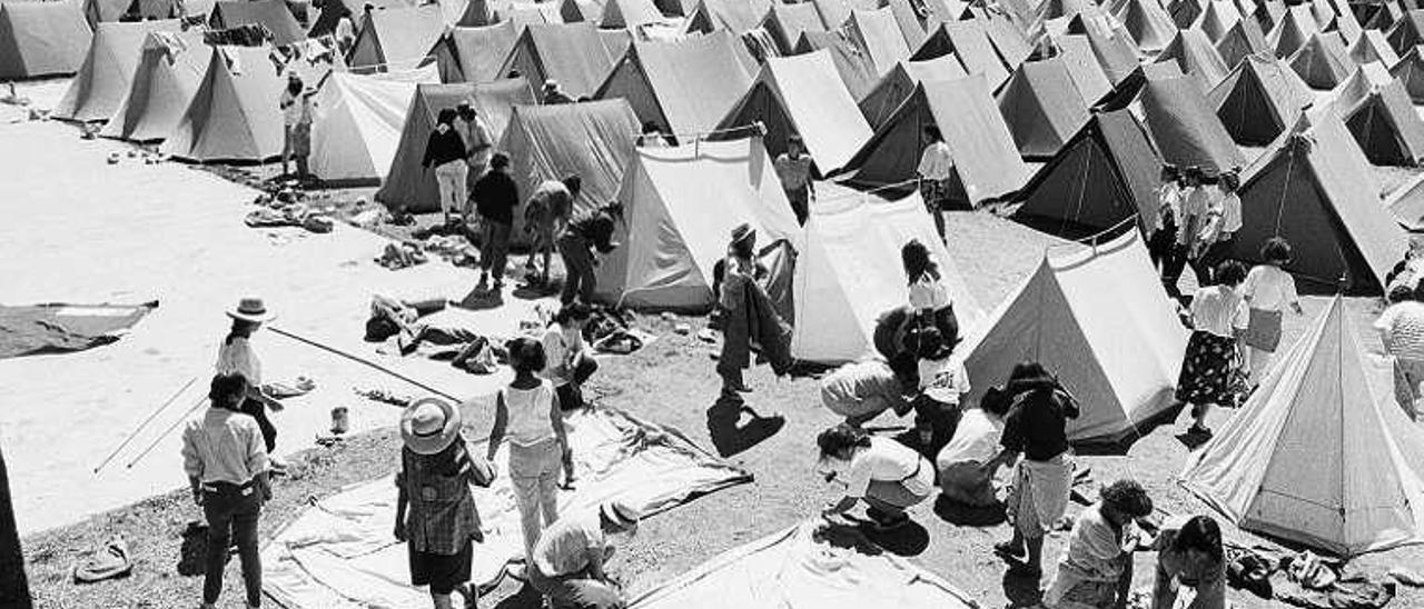 Aspecto de la acampada y público reunido en la &quot;ciudad de lona&quot; durante las IV Jornadas de la Juventud.