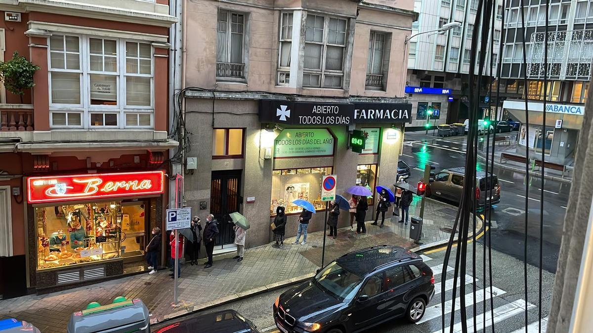Varias personas hacen cola para adquirir un roscón en la confitería Berna de A Coruña.