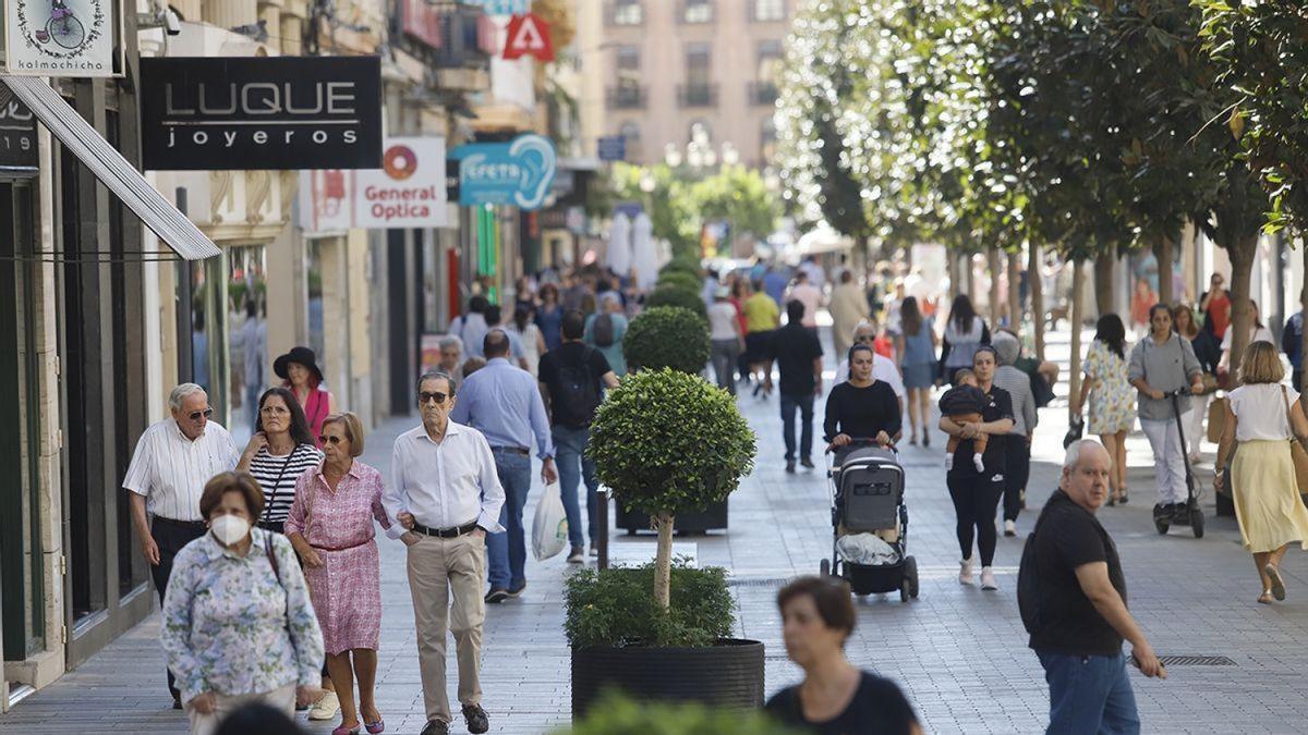Gente paseando por la calle Cruz Conde, una de las más comerciales de la ciudad.