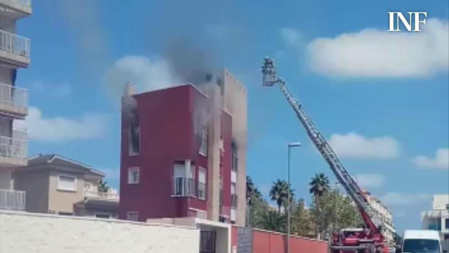 El incendio en un edificio alerta a los vecinos de Nueva Torrevieja