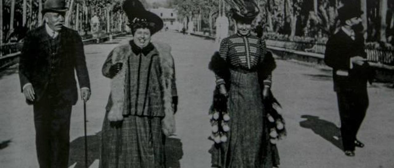 Algunas de las imágenes del libro de Jerónimo Guilabert y el autor con su obra entre las manos.