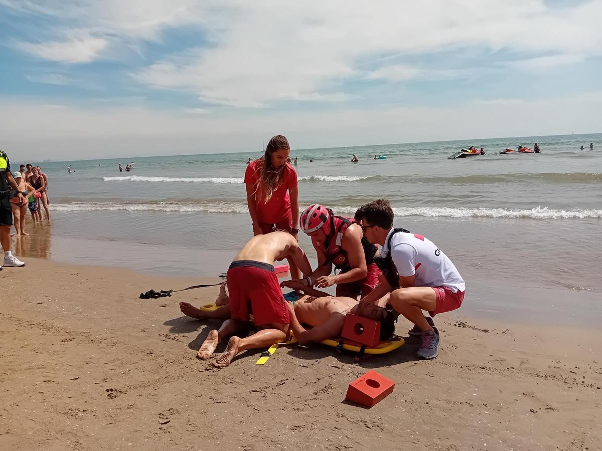 Otro momento del simulacro de salvamento en la playa del Cabanyal