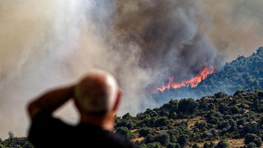 Extrema preocupación por el incendio en Navaluenga (Ávila) que ha desalojado a una urbanización