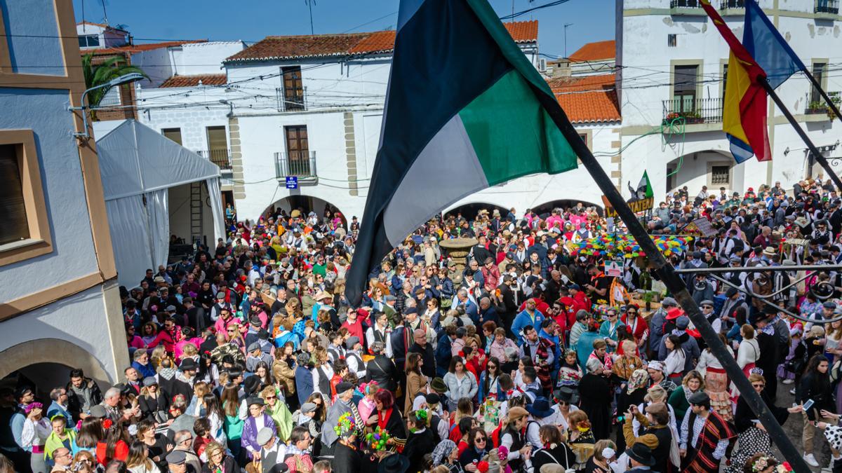 Así se pone la plaza de Malpartida de Cáceres en La Pedida de la Patatera.