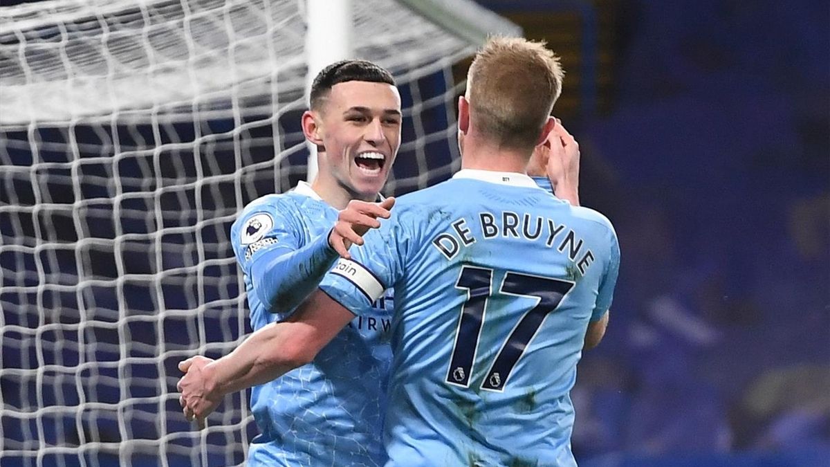 Foden y De Bruyne celebran el segundo gol del Manchester City en Stamford Bridge.