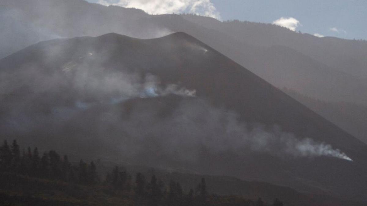 El volcán de Cumbre Vieja, ayer, sin signos de erupción. |   // EFE