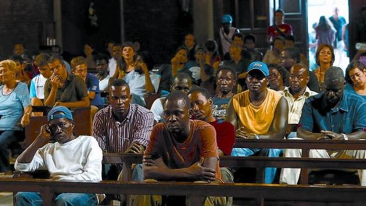 Antiguos habitantes de la nave desalojada en el Poblenou, en una asamblea celebrada en la parroquia de Sant Bernat Calbó.