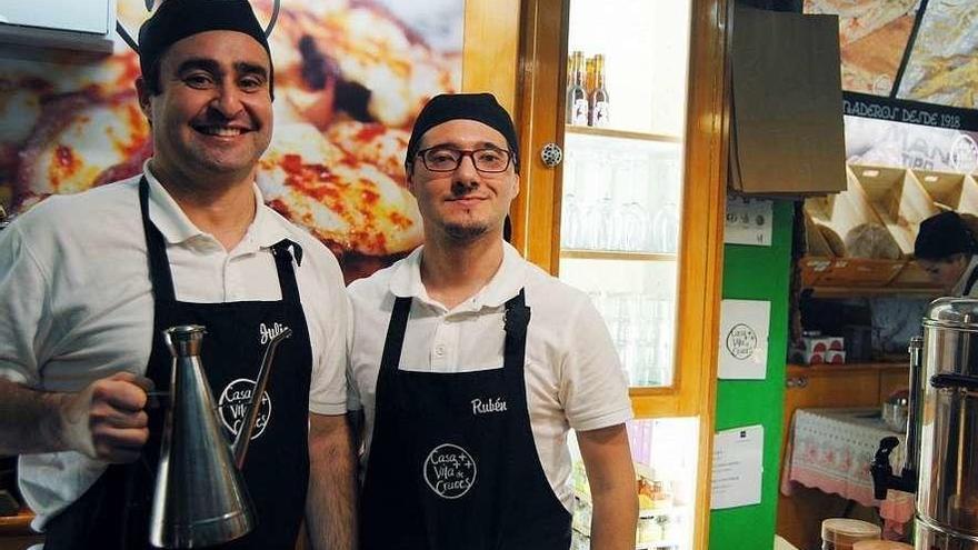 Rubén Nistal (dcha.) posa junto a su hermano Julio en Casa Vila de Cruces de Madrid.