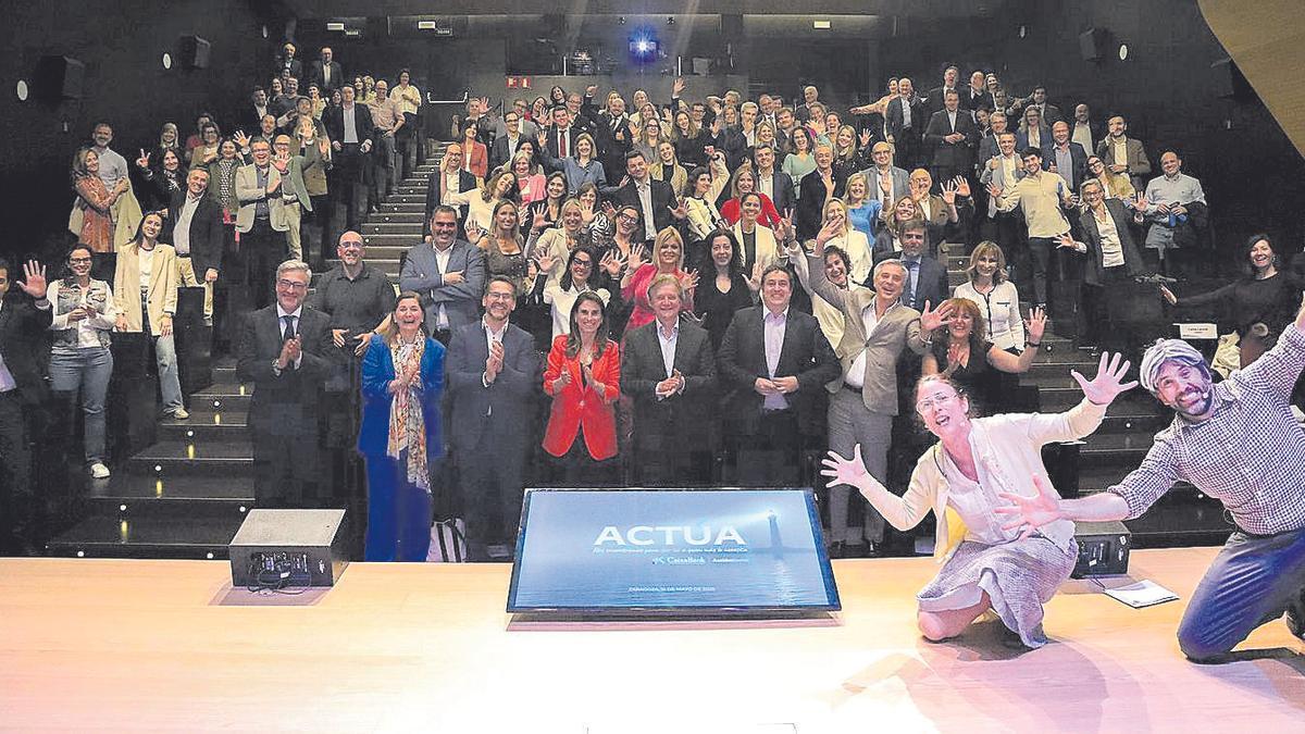 Más de 180 empleados de CaixaBank asistieron el pasado día 15 a la gala ACTÚA, conducida por Teatro Indigesto