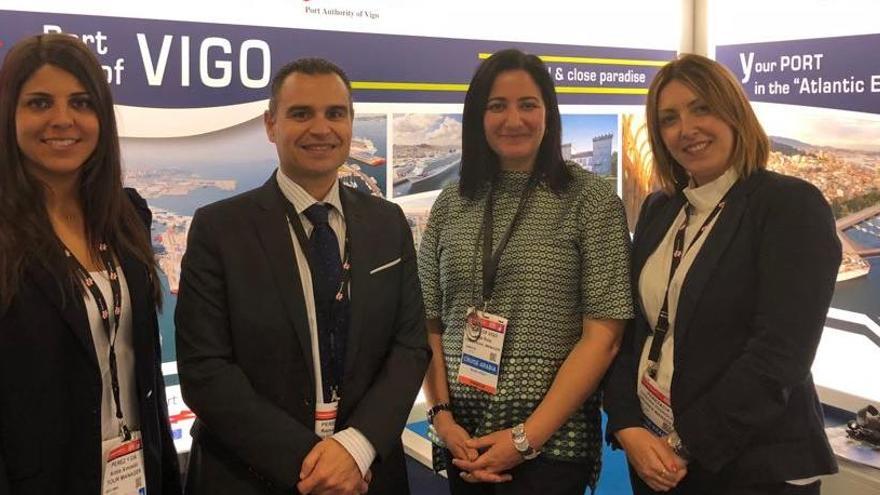 La responsable del Departamento Comercial, Lola Rois (segunda por la drch.), junto a directivos de empresas del sector, delante del expositor de la Autoridad Portuaria de Vigo en la feria de Miami.