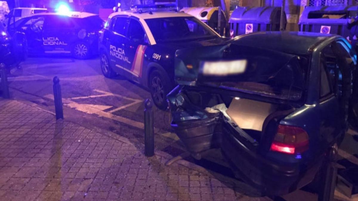 Así quedó el turismo tras el choque con la Policía.
