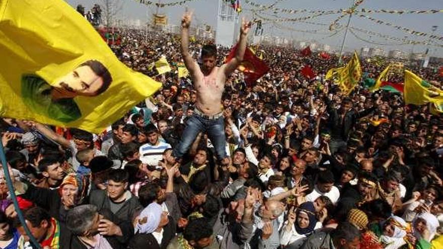 La multitud concentrada ayer en Diyarbakir.  // Reuters