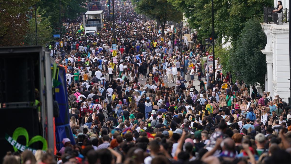 Una gran multitud llega el día de la inauguración del Carnaval de Notting Hill.