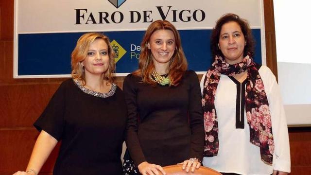 La presidenta de Amino, Diana Rodríguez (izq.), la vicepresidenta, Inma Araujo (dcha.) y la abogada Aida Blanco (c.). // Ricardo Grobas