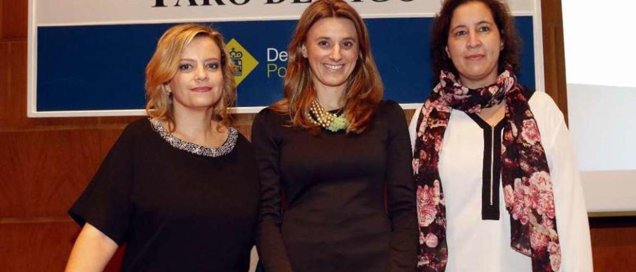 La presidenta de Amino, Diana Rodríguez (izq.), la vicepresidenta, Inma Araujo (dcha.) y la abogada Aida Blanco (c.).  // Ricardo Grobas