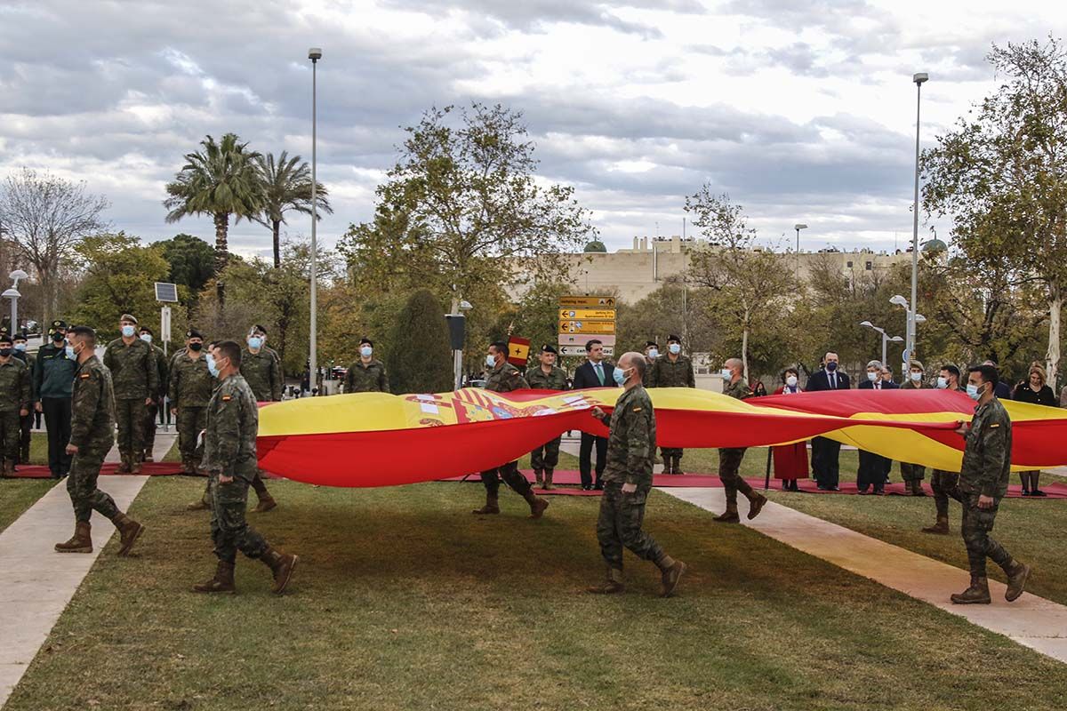 Izado de l bandera de España en Córdoba